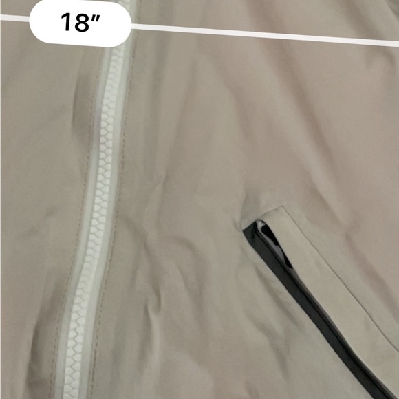 Lululemon Stylish Beige Hooded Jacket with Pink Lining - Picture 4 of 8